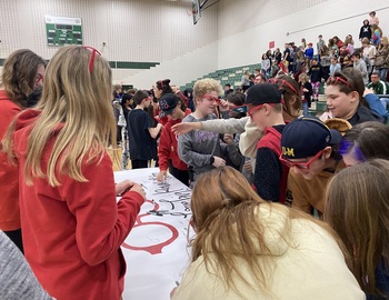MS students signing banner