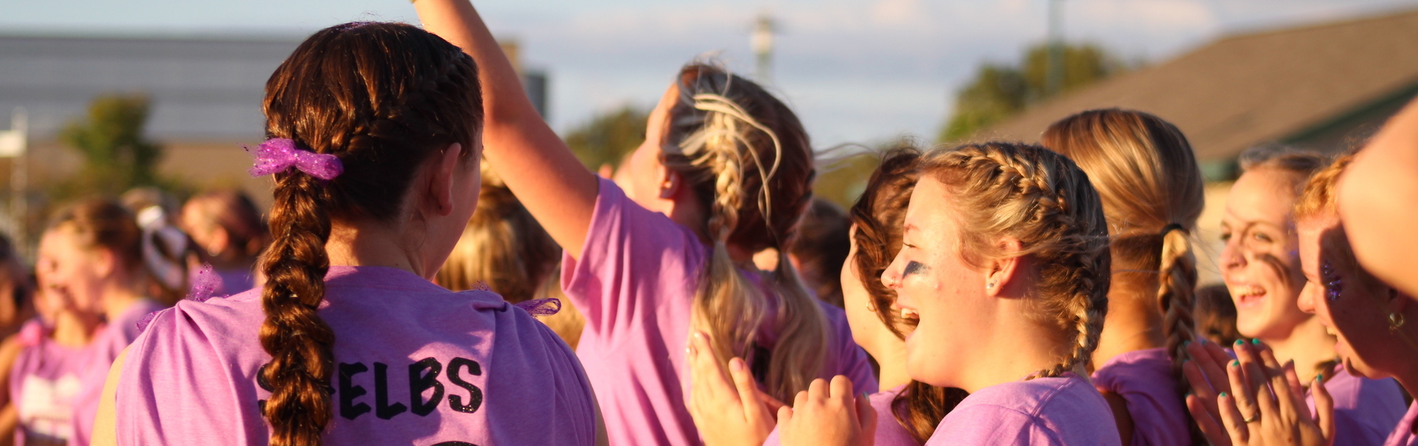 Juniors cheering at powderpuff